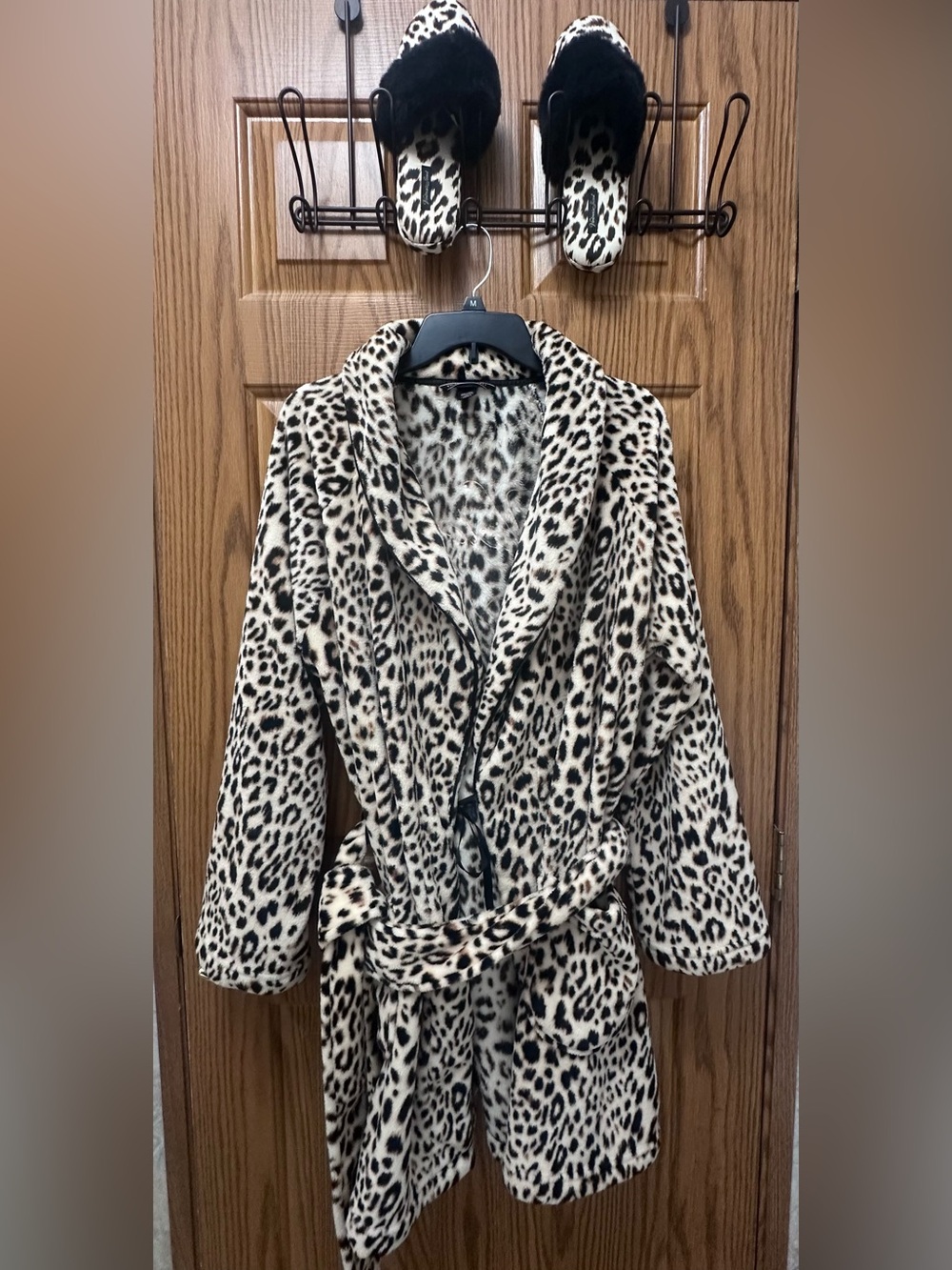 Victoria’s Secret Leopard Print Robe & slippers - Women MEDIUM